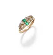 AN EARLY 20TH CENTURY EMERALD AND DIAMOND RING
