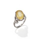 AN EARLY 20TH CENTURY YELLOW SAPPHIRE AND DIAMOND DRESS RING