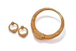 A COLLAR NECKLACE AND PENDENT EARRINGS