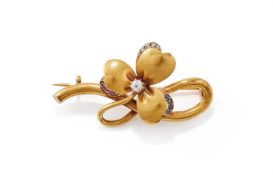 AN EARLY 20TH CENTURY GEM SET CLOVER BROOCH