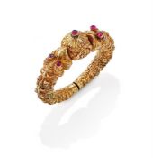 AN EARLY 20TH CENTURY INDIAN MARAKA HEAD BANGLE