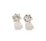 A PAIR OF DIAMOND STUD EARRINGS