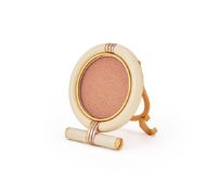 CARTIER, LES MUST DE CARTIER, REF. 8522, A TRI-COLOUR GOLD PLATED AND CREAM LACQUER PHOTO FRAME