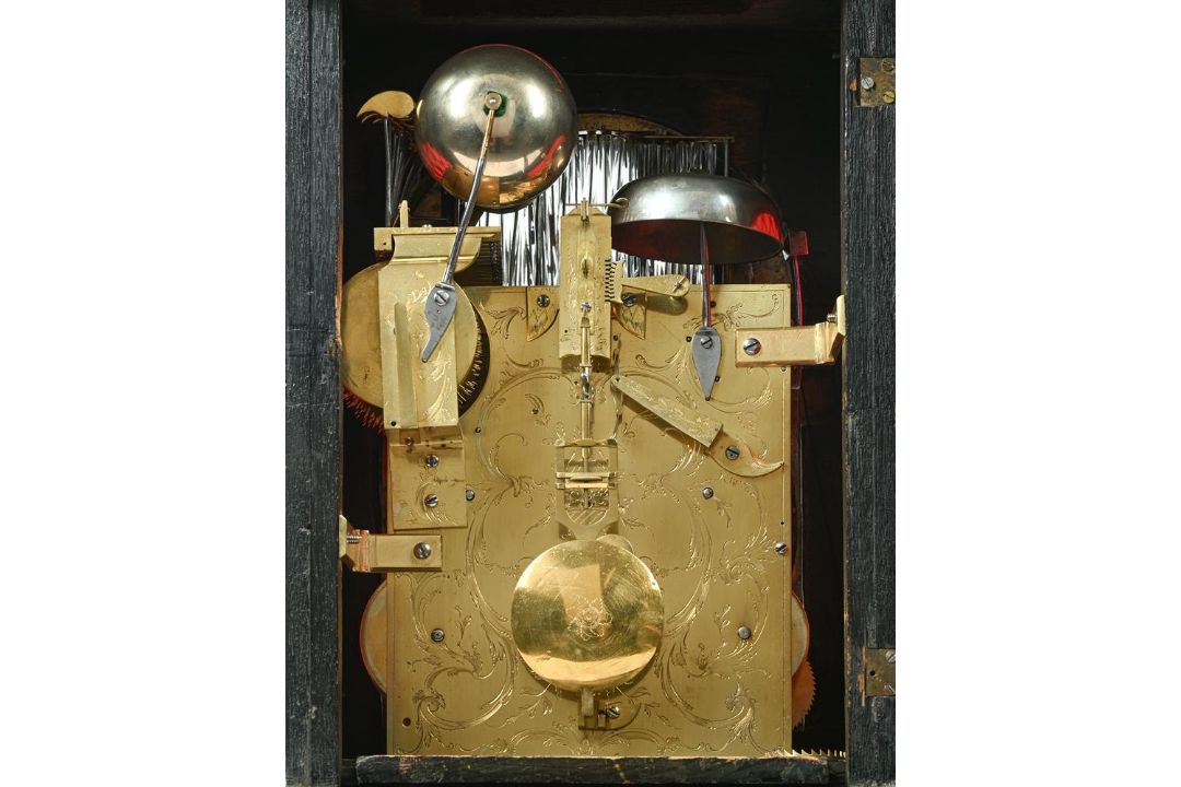 AN IMPRESSIVE GEORGE III GILT METAL MOUNTED MUSICAL AUTOMATON CENTRE SECONDS CALENDAR TABLE CLOCK - Image 5 of 7