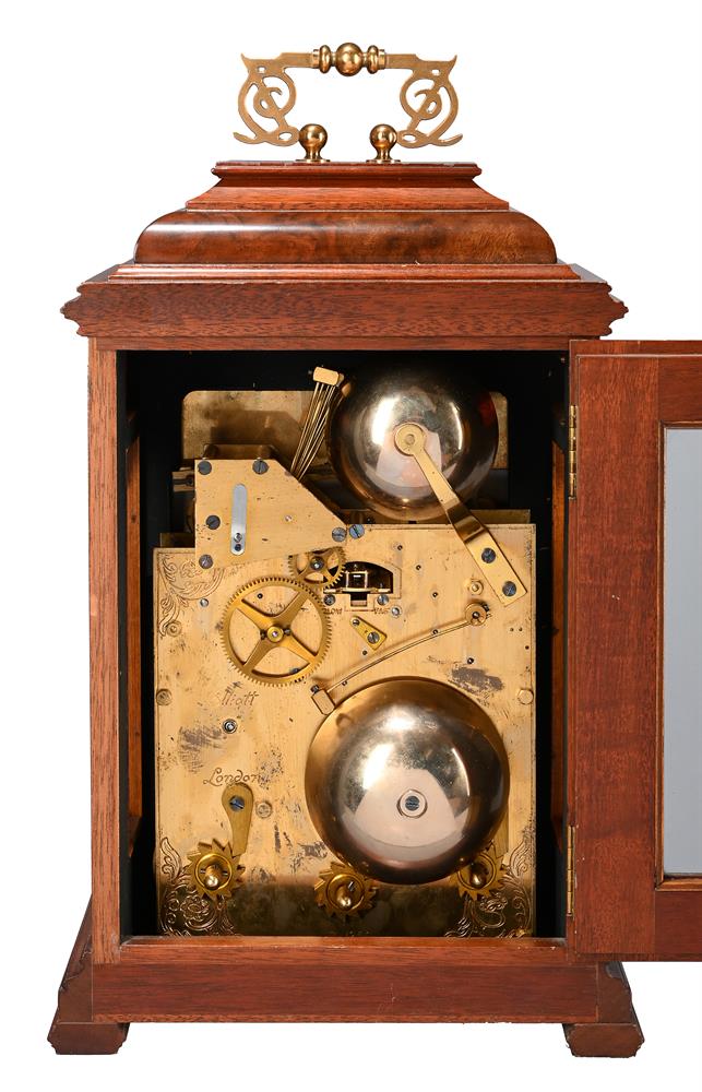 A WALNUT CASED COMMEMORATIVE ‘DANIEL QUARE’ MODEL MONTH GOING QUARTER-CHIMING TABLE/BRACKET CLOCK - Image 2 of 2