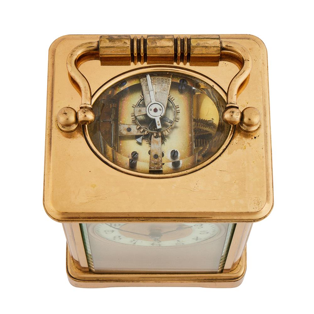 AN UNUSUAL FRENCH BRASS CARRIAGE TIMEPIECE WITH TWIN CALENDAR INDICATION - Image 4 of 8