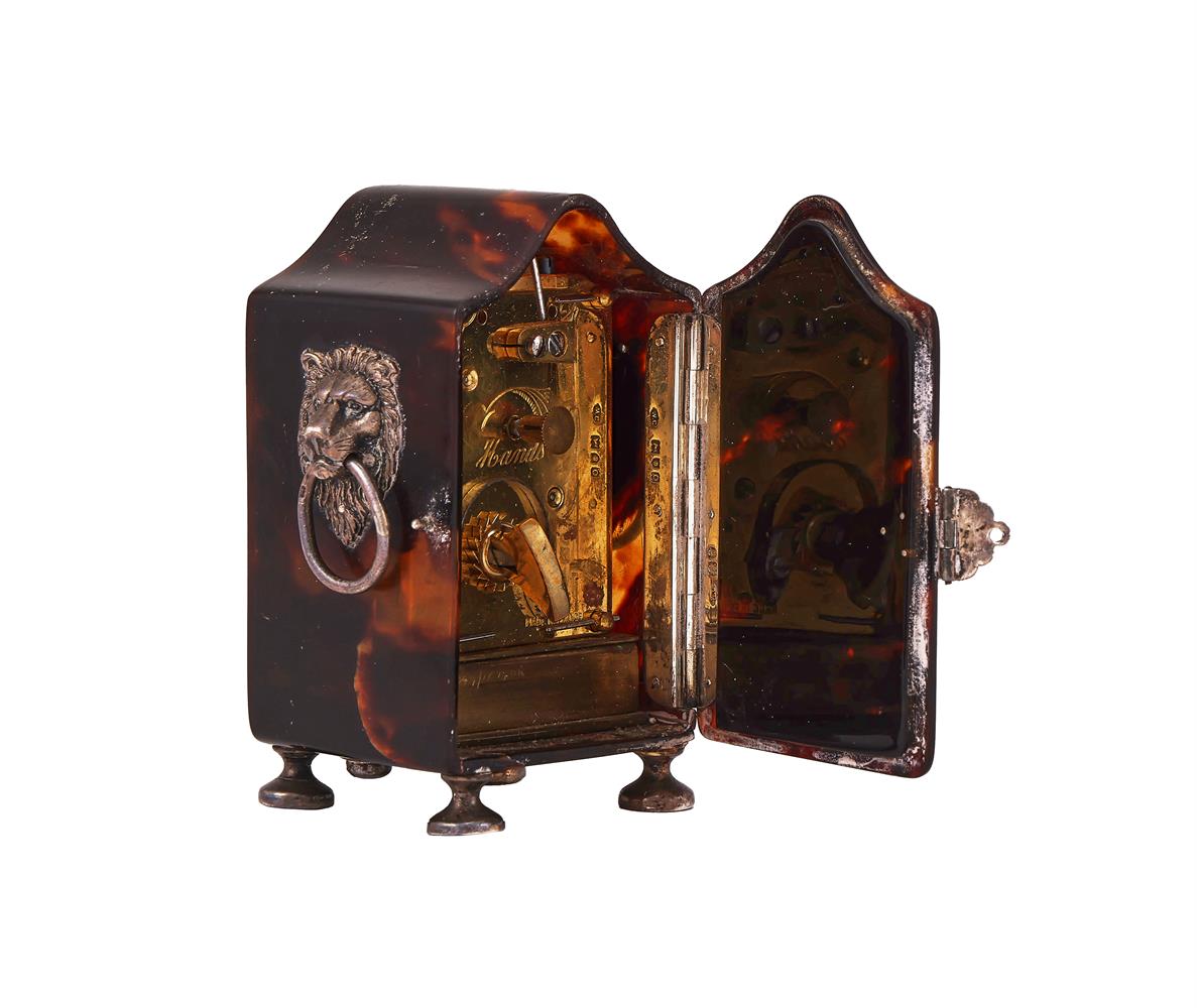 Y AN EDWARDIAN SILVER MOUNTED AND INLAID TORTOISESHELL DESK/CARRIAGE TIMEPIECE - Image 4 of 4