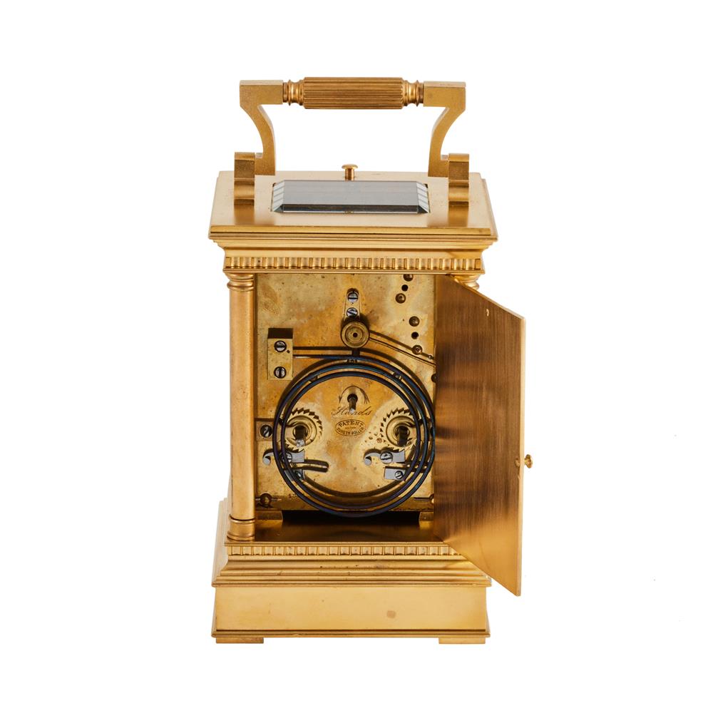 A FRENCH GILT ANGLAISE CASED REPEATING CARRIAGE CLOCK WITH FINE FIGURAL PAINTED PORCELAIN PANELS - Image 5 of 5