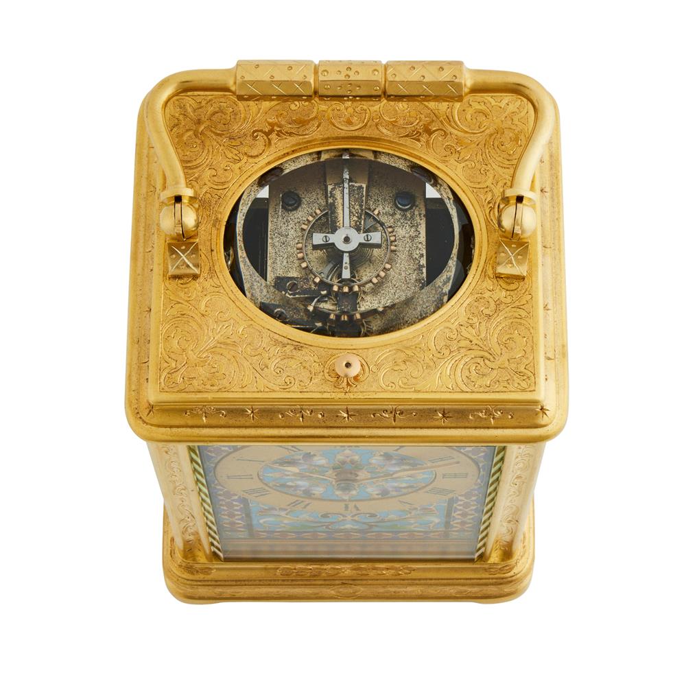 A FINE ENGRAVED GILT BRASS CANNELEE CASED REPEATING CARRIAGE CLOCK WITH CLOISONNE ENAMEL PANELS - Image 4 of 5