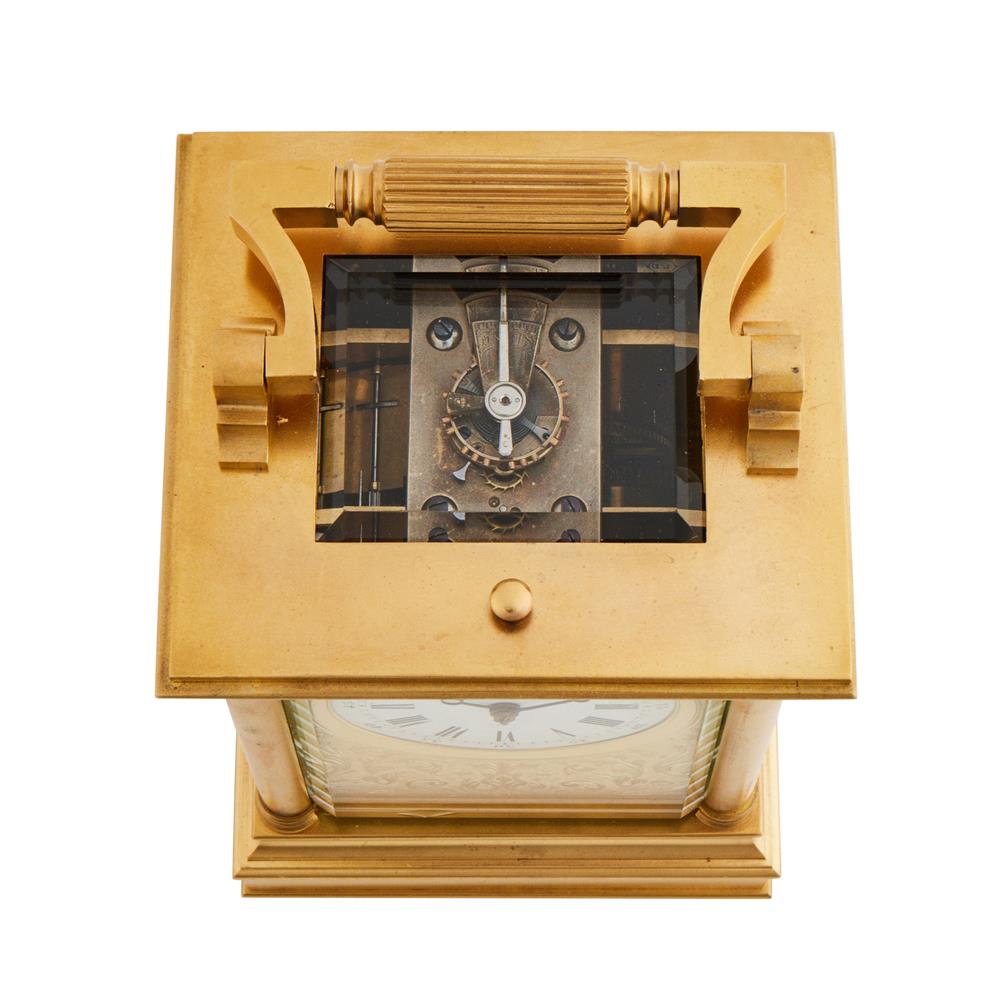 A FRENCH GILT ANGLAISE CASED REPEATING CARRIAGE CLOCK WITH FINE FIGURAL PAINTED PORCELAIN PANELS - Image 4 of 5