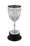 AN EDWARDIAN SILVER PEDESTAL CUP