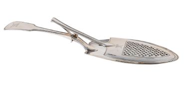 A GEOREG III SILVER FIDDLE AND THREAD PATTERN HINGED SERVING SLICE