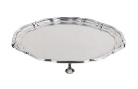 A SILVER SHAPED CIRCULAR SALVER