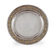 STUART DEVLIN (AUSTRALIAN, 1931-2018), A SILVER AND PARCEL GILT PRESENTATION SALVER