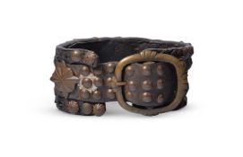 A BRASS STUDDED LEATHER DOG'S COLLAR, POSSIBLY SPANISH, 17TH OR 18TH CENTURY
