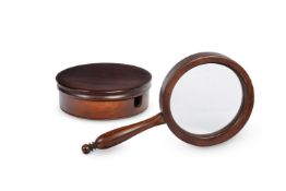 Y A RARE GEORGE III MAHOGANY AND ROSEWOOD CASED LIBRARY LOOKING GLASS, CIRCA 1810