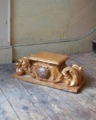 AN ITALIAN CARVED GILTWOOD AND SIMULATED MARBLE BRACKET, EARLY 18TH CENTURY