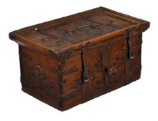 AN OAK STRONG BOX, EARLY 18TH CENTURY