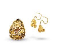 A pair of small Chinese gold 'Lychee' earrings