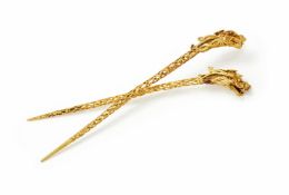 A pair of fine Chinese gold filigree 'Dragon-head' hairpins