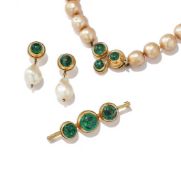 DEAKIN & FRANCIS, AN EMERALD CLASP, BROOCH AND EARRINGS