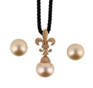 A SOUTH SEA CULTURED PEARL PENDANT