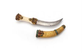 Y An Asian jewelled child's dagger