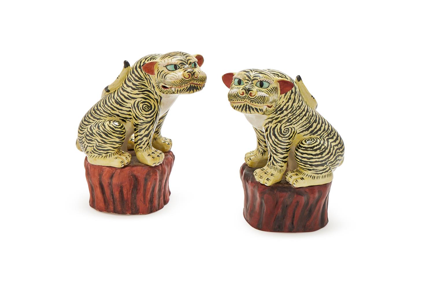 An attractive pair of Japanese Kakiemon type models of tigers - Image 2 of 4