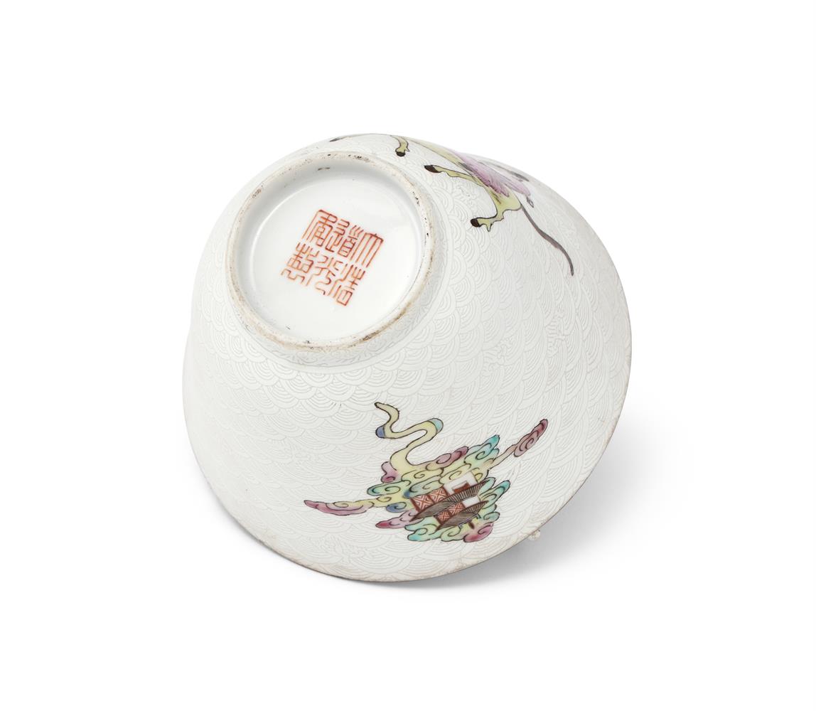 A Chinese Famille Rose tea bowl - Image 5 of 6