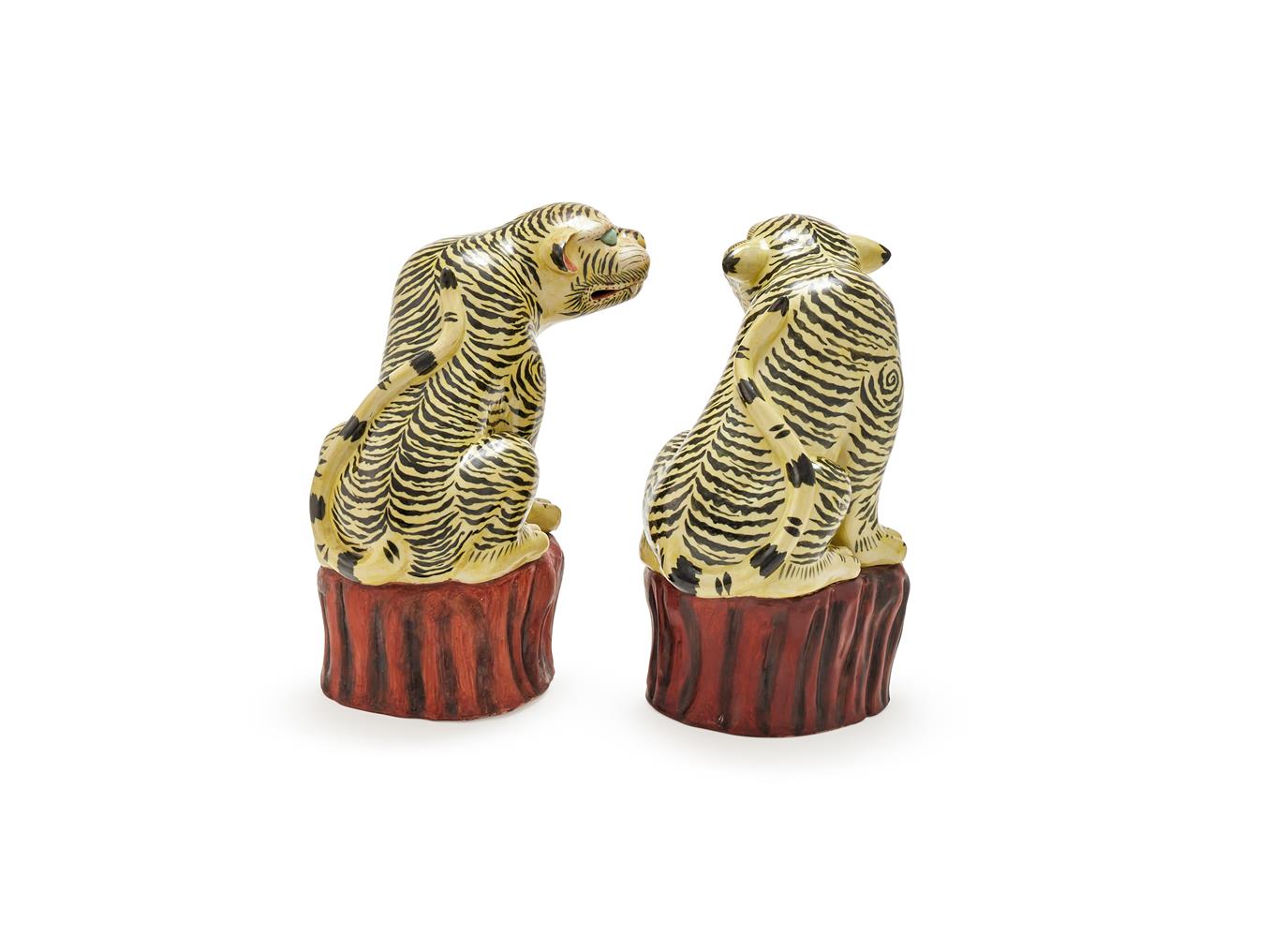 An attractive pair of Japanese Kakiemon type models of tigers - Image 4 of 4