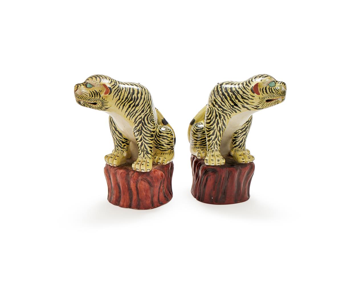 An attractive pair of Japanese Kakiemon type models of tigers - Image 3 of 4