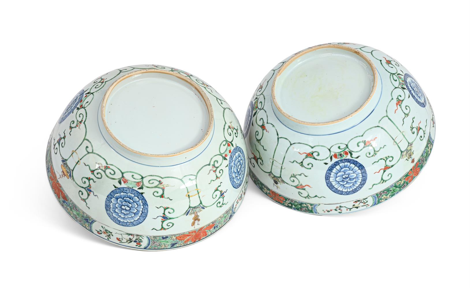 A large pair of Chinese Famille Verte Bowls - Image 3 of 3
