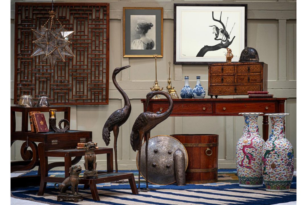 A PAIR OF BRONZE GUARDIAN DOGS, 20TH CENTURY - Image 4 of 4