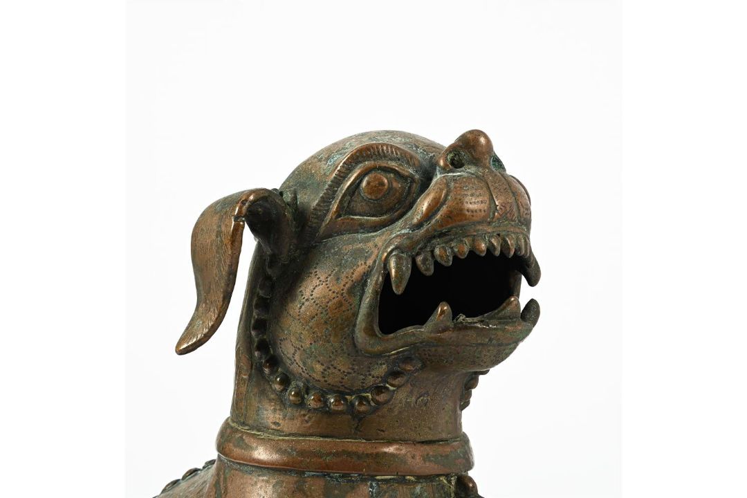 A PAIR OF BRONZE GUARDIAN DOGS, 20TH CENTURY - Image 3 of 4
