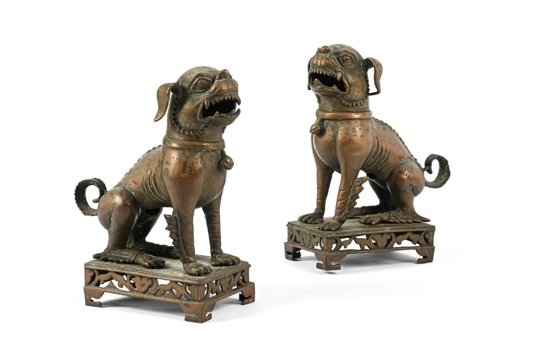 A PAIR OF BRONZE GUARDIAN DOGS, 20TH CENTURY - Image 2 of 4