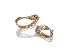 GILBERT ALBERT, AN 18CT GOLD BANGLE AND BROOCH