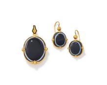 A MID 19TH CENTURY BANDED AGATE PENDANT AND EARRINGS