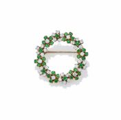 AN EMERALD AND DIAMOND CIRCLET BROOCH