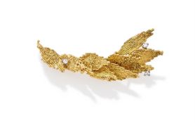 A DIAMOND SET BROOCH