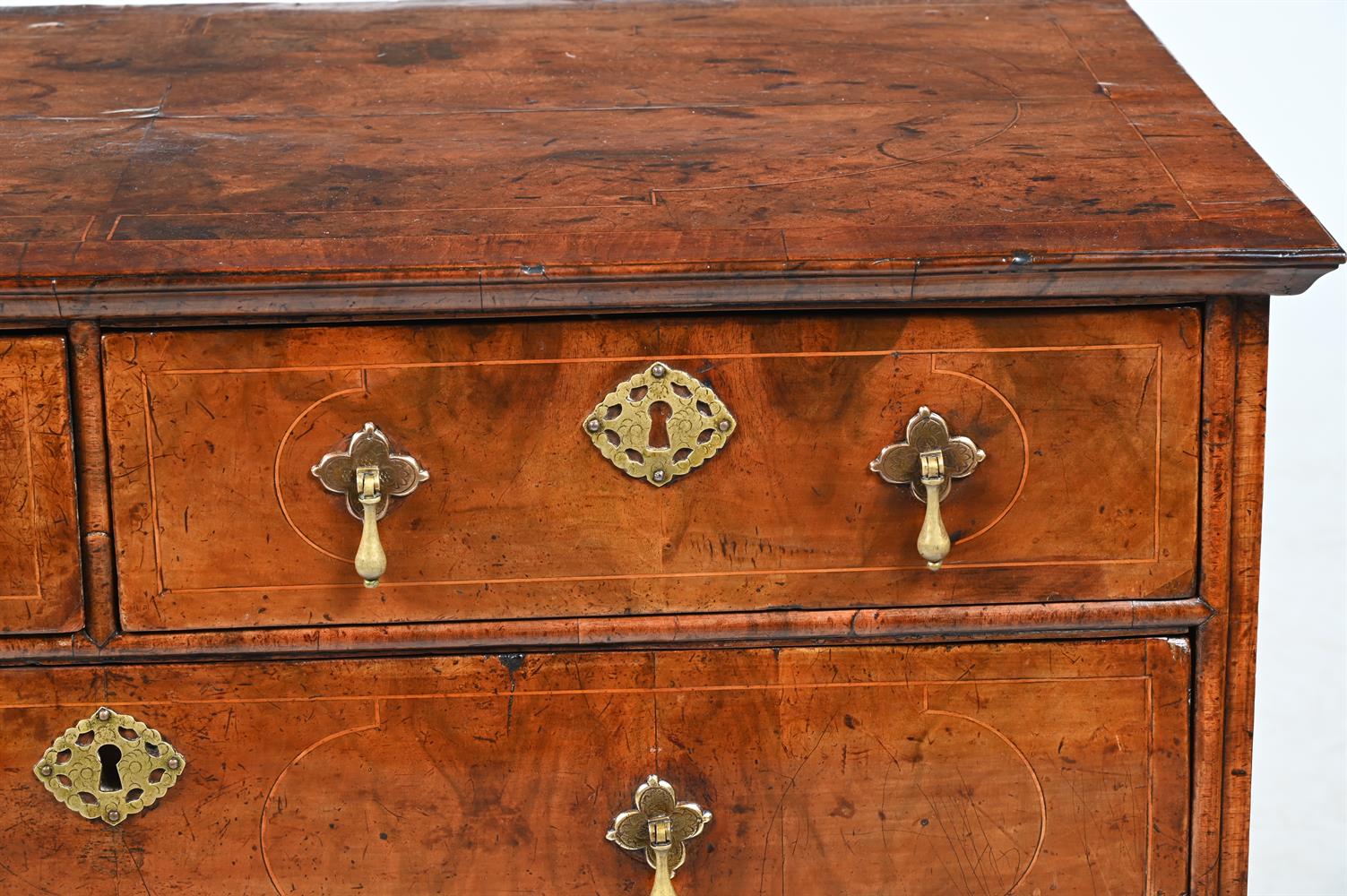 A QUEEN ANNE FIGURED WALNUT CHEST OF DRAWERS, CIRCA 1710 - Image 4 of 4