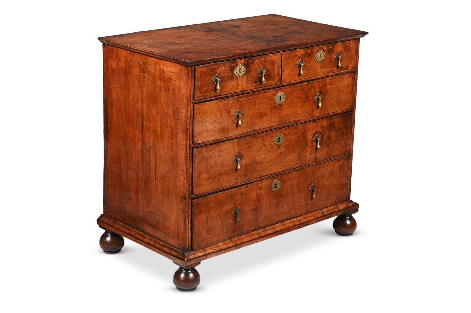 A QUEEN ANNE FIGURED WALNUT CHEST OF DRAWERS, CIRCA 1710 - Image 2 of 4