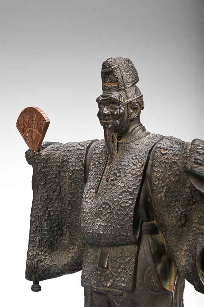 A JAPANESE BRONZE KABUKI FIGURE, 20TH CENTURY - Image 2 of 4