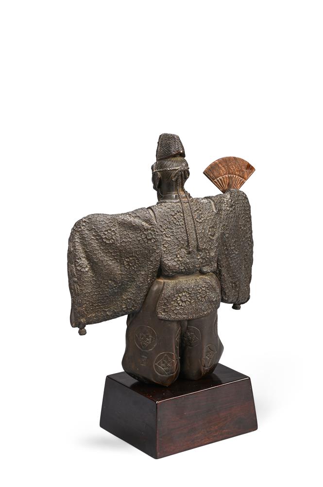 A JAPANESE BRONZE KABUKI FIGURE, 20TH CENTURY - Image 4 of 4