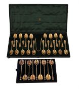 A CASED SET OF EIGHTEEN VICTORIAN SILVER GILT TEA SPOONS AND A PAIR OF SUGAR TONGS