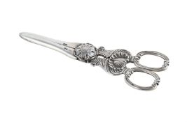 A PAIR OF VICTORIAN SILVER GRAPE SCISSORS