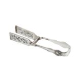A PAIR OF VICTORIAN SILVER QUEEN'S PATTERN SERVING TONGS