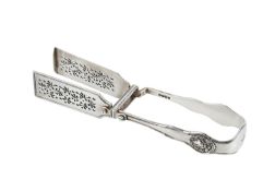 A PAIR OF VICTORIAN SILVER QUEEN'S PATTERN SERVING TONGS