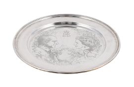 A CASED SILVER LIMITED EDITION COMMEMORATIVE PLATE