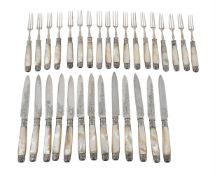 Y A SET OF THIRTEEN VICTORIAN SILVER FRUIT KNIVES AND EIGHTEEN FORKS