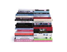Ɵ A COLLECTION OF 37 HARDBACK BOOKS WITH REFERENCE TO FASHION
